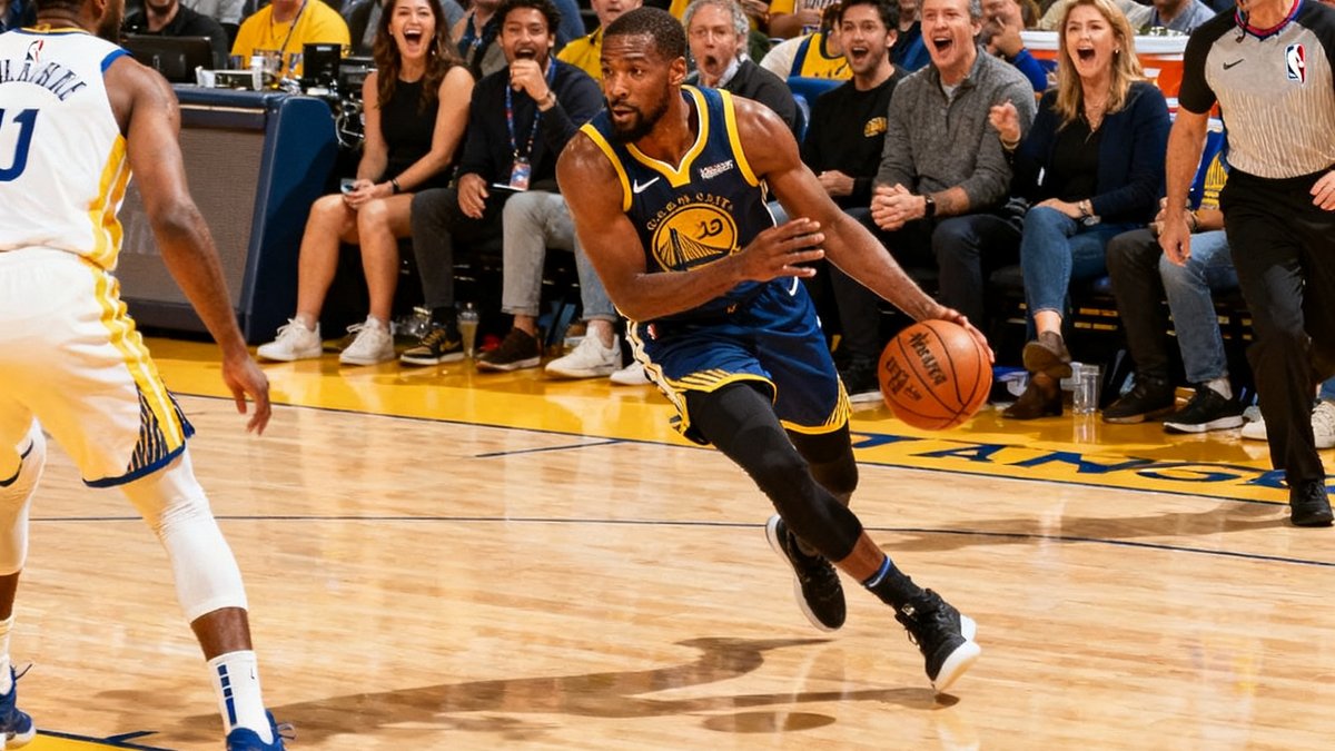 NBA球馆内灯光璀璨，一名球员正持球突破防守，场边观众席座无虚席，气氛热烈